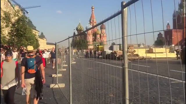 На Красной площади устанавливают футбольное поле смотреть онлайн