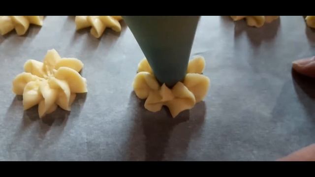 ВСЕГО 3 ЯЙЦА И ДВА ВИДА ПЕСОЧНОГО ПЕЧЕНЬЯ!!! ОДНО НА ЖЕЛТКАХ, ДРУГОЕ НА БЕЛКАХ! А РЕЦЕПТ ПРОСТЕЙШИЙ смотреть онлайн