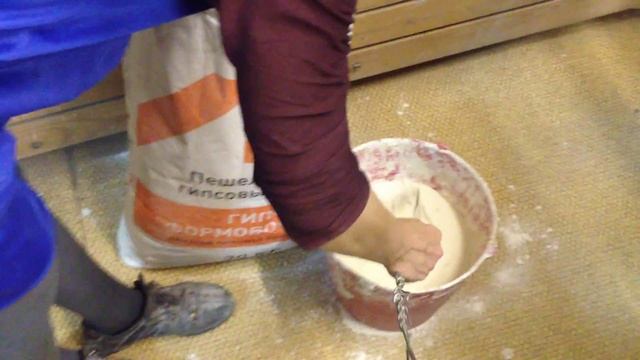 Замешивание гипсовой массы смотреть онлайн