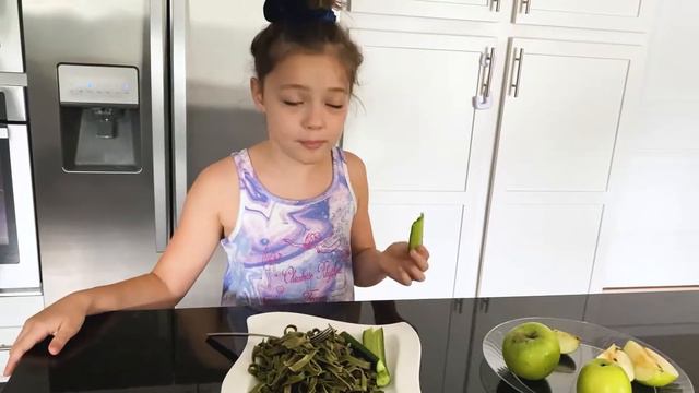 24 ЧАСА ЕМ ТОЛЬКО ЗЕЛЕНУЮ ЕДУ // МИСС ЛИЗА ЕСТ ЕДУ ОДНОГО ЦВЕТА