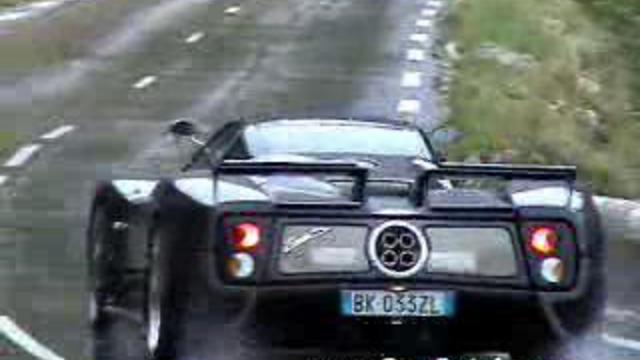 Pagani Zonda едет