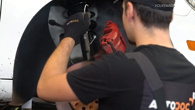 Как заменить передние тормозные диски на VW GOLF 6 (5K1) [ВИДЕОУРОК AUTODOC] смотреть онлайн