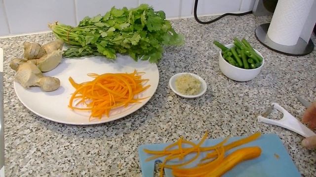 Коричневый и черный рис с мясом и овощами. Китайское блюдо. смотреть онлайн