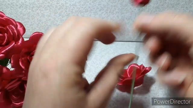 Роза из лент. Сборка подарочного букета из роз. Канзаши. Kanzashi смотреть онлайн