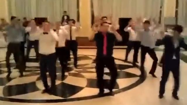 Жених и его друзья танцуют мужской танец смотреть онлайн