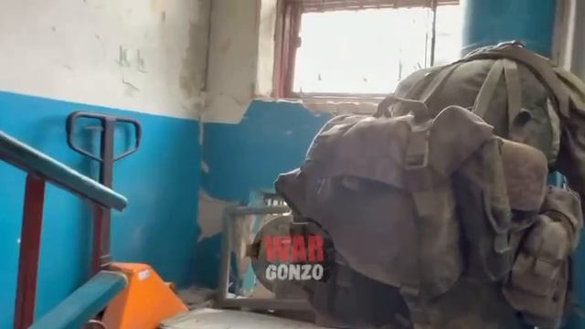 Спеназовцы ДНР выманивают на себя снайперов «Азова».MP4 смотреть онлайн