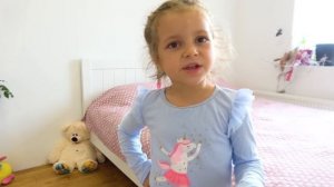 Ева хочет играть и шутит с маленькой