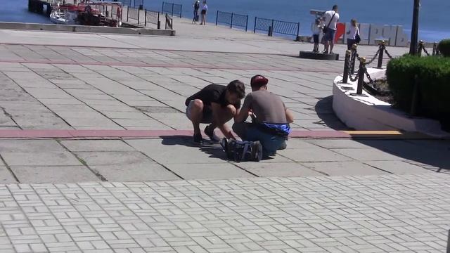 Зарисовка жизни Керчи.Набережная-пацаны пересыпают ракушки-мидяйки. смотреть онлайн