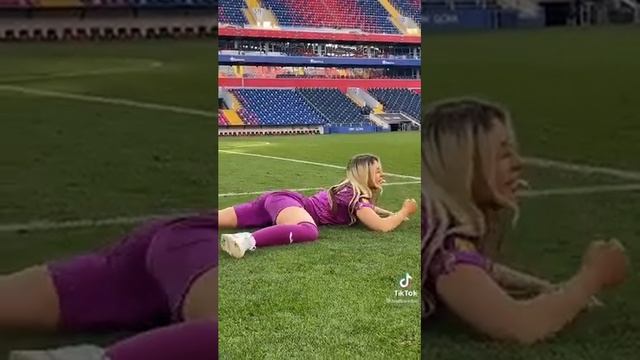 Тиктокерша танцует тверк в форме ЦСКА смотреть онлайн
