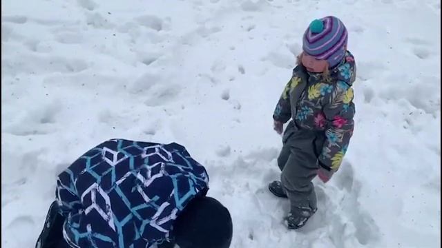Злата с Влад приехали в парк Гагарина ,кататься на тюбингах. смотреть онлайн