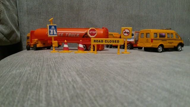 Разминка игрушечных строителей перед возведением города из бумаги смотреть онлайн