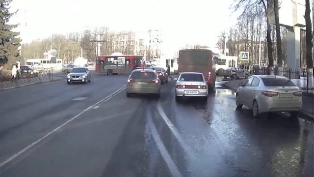 Вид из кабины водителя троллейбуса, город Ярославль. смотреть онлайн
