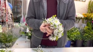 Как сделать венок на голову из живых цветов Мк.#флористикадляначинающих#shorts