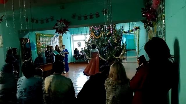 Танцы вокруг ёлки гад кривоногий не умеет танцевать смотреть онлайн
