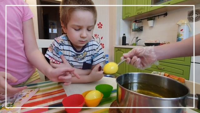 Дети красят яйца на Пасху смотреть онлайн