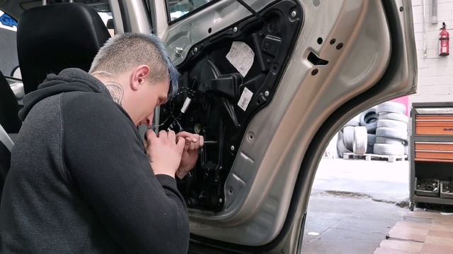 How to Remove Rear Window Regulator on a WV Tiguan 2014. смотреть онлайн