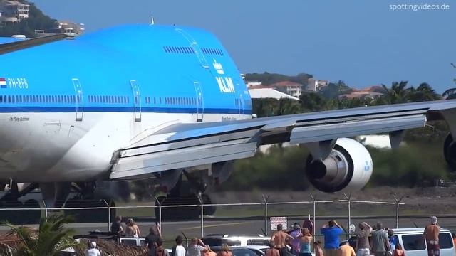 KLM 747 Extreme Jet Blast blowing People away at Maho Beach, St. Maarten - 2014-01-14 смотреть онлайн