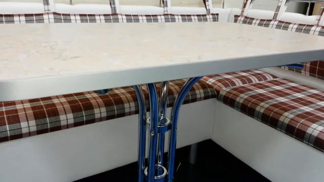 Стол обеденный с хромированными ножками 