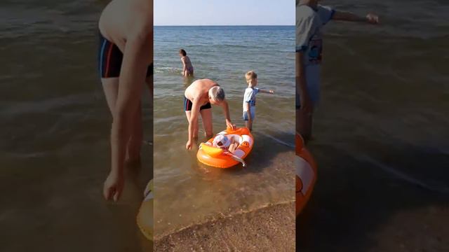 Первое плаванье накрыло волной! смотреть онлайн