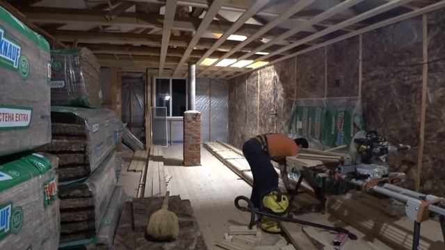 Утепляем перекрытие укладываем доску пола подшиваем потолок на кухни часть 5 смотреть онлайн