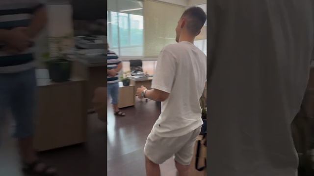 Приезжал к ребятам на пару недель, чтобы плодотворно поработать. смотреть онлайн