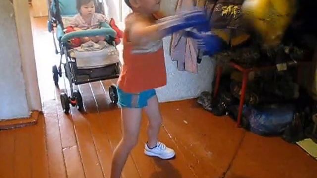 Бокс тренировка, дети,работа на груше в 5 лет.Boxing kids. смотреть онлайн