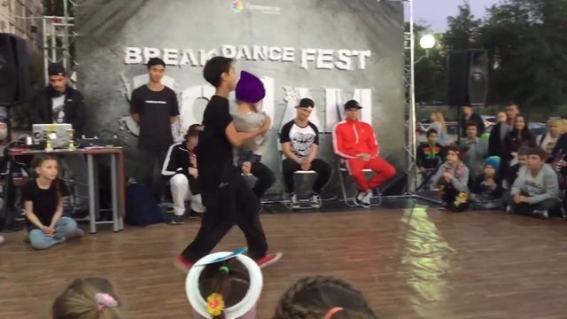 b-boy Impulse и b-girl Fishka vs b-boy Fly и b-boy Kirs смотреть онлайн