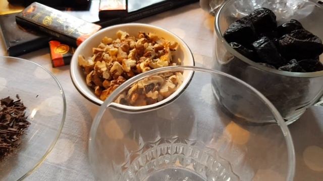 Шоколадные запасы??/Готовлю полезный десерт?/Сегодня в меню ? смотреть онлайн