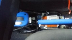 Nissan Note подтягиваем ручной тормоз.