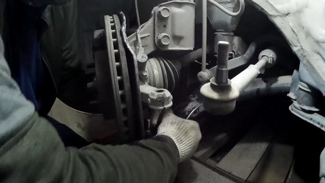 Замена шаровой опоры на Тойоте. смотреть онлайн