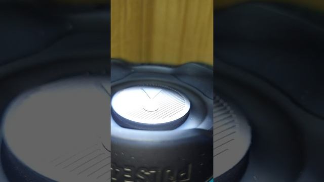 волны на колонке JBL Pulse 4??? смотреть онлайн