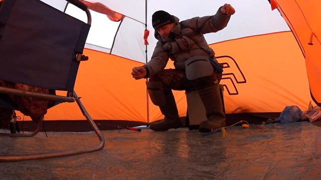 Плотва в глухозимье. Рыбалка на Печенежском водохранилище. Рыба подо льдом! смотреть онлайн