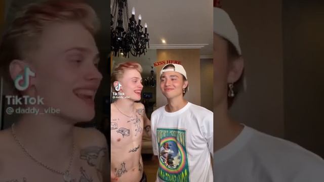 Даня Милохин поцеловал парня в губы! ? смотреть онлайн