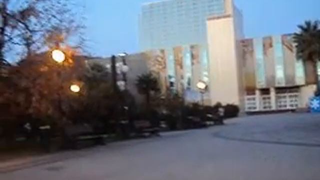 Лазаревское перед Новым 2013 годом, без снега. Елка около Центра Национальных культур смотреть онлайн