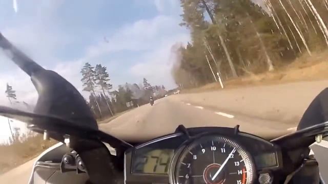 Байкер немного офигел от такой машины!