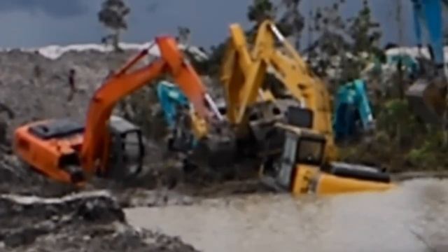 Kecelakaan Kerja Komatsu PC 200-8 Terguling di Rawa смотреть онлайн