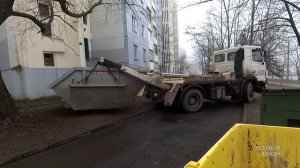 Загрузка мусора в Бункеровоз. Мусоровоз бункеровоз потерял тяжелый контейнер.