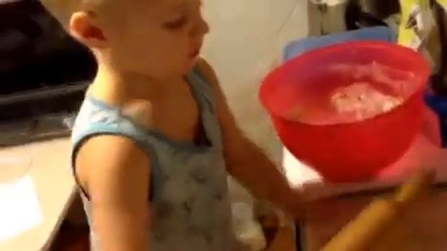Володар раскатывает тесто на пряники, и оочень устает смотреть онлайн
