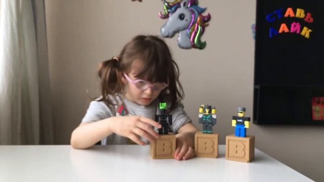 Распаковка новых сюрпризов Роблокс / Roblox mystery box unboxing and review смотреть онлайн