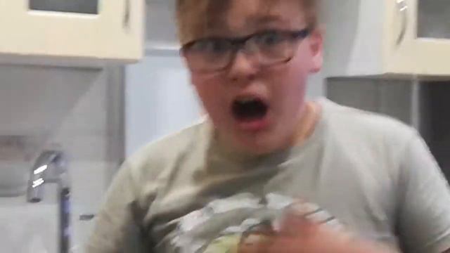 Выпил весь стакан ЛИМОННОГО СОКА!!! Да я урод☹️ смотреть онлайн