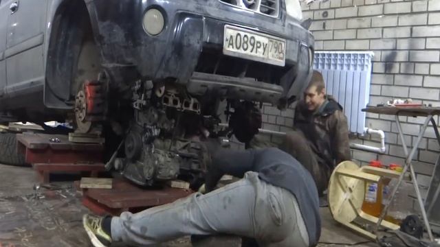 Собираю двигатель ниссан икс трейл. И вставляю его на место. смотреть онлайн