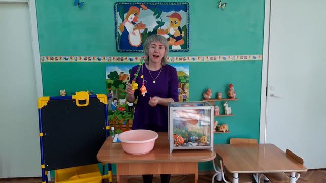 Рыбка плавает в воде смотреть онлайн