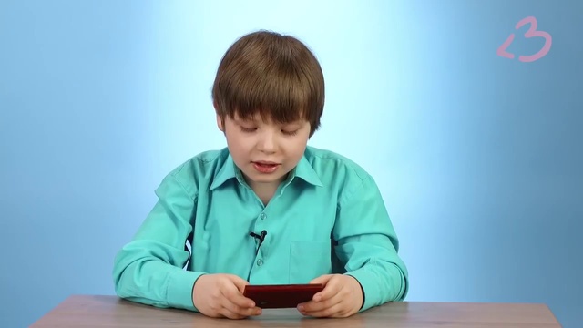 Дети впервые играют в советскую электронную игру “Ну погоди“ смотреть онлайн