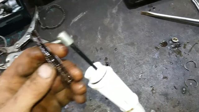 Volvo S60, S80, V70. Как заменить трос и колодки стояночного тормоза.