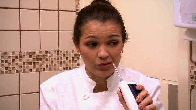 Fio dental à água, saiba o que é e como usá-lo. смотреть онлайн
