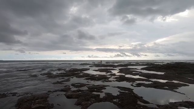 Pererenan beach. Чёрный песок. Бали смотреть онлайн