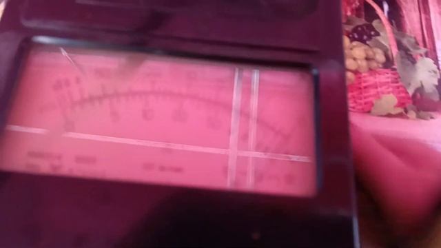 как тобой пользоваться мегаомметр м4100/4.?. крути чтобы измерить... смотреть онлайн