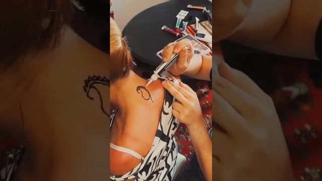 Татуировка хной или мехенди – мы в Баку! смотреть онлайн