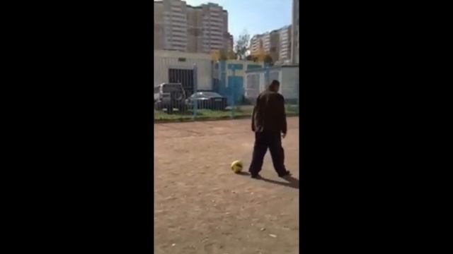 Пьяные бомжи играют в футбол смотреть онлайн