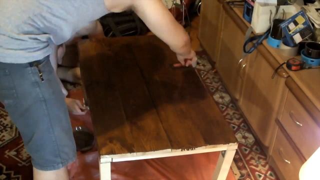 Обработка самодельного столика пропиткой для придания цвета дереву. смотреть онлайн
